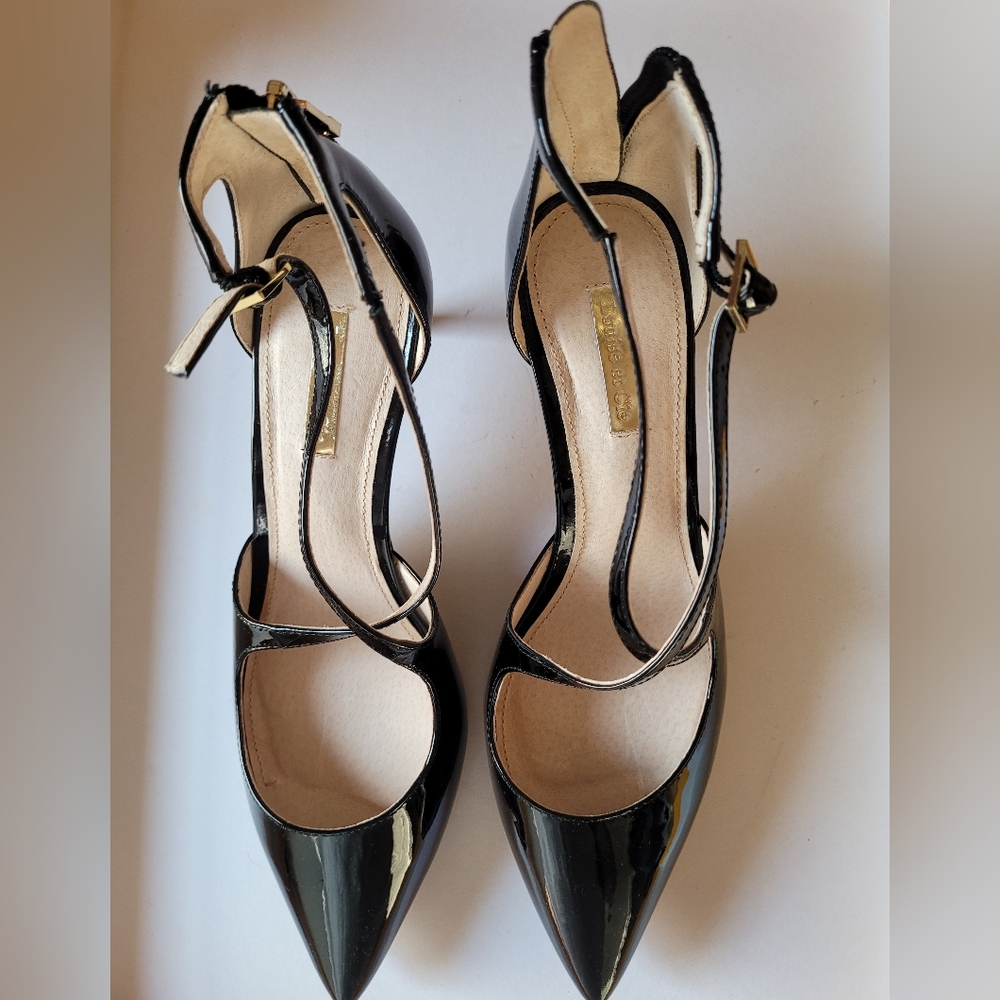 Patent leather strap pumps